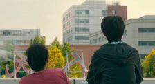 她是个不折不扣风骚女子